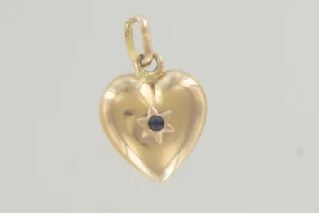 Hänge hjärta med sten längd 2 cm bredd 1,3 cm, 18K Vikt: 1,6 g