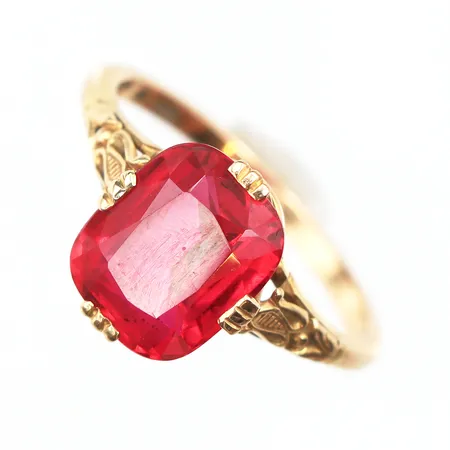Ring med röd sten, stl:16¾, bredd 1,7-11,3mm, 18K. Vikt: 3,1 g