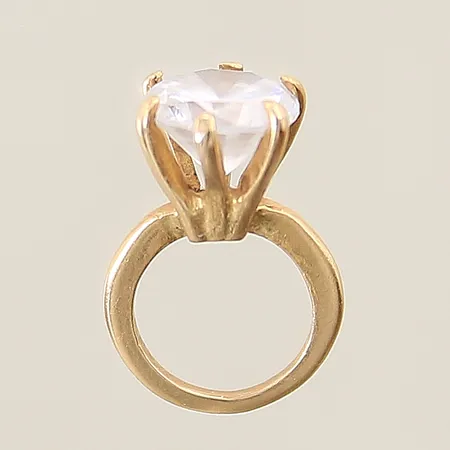Hänge i form av en  ring med vit sten ca 15,8 x 8,3mm 18K Vikt: 1,6 g