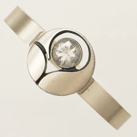 Stelt armband med bergkristall Finnfeelings, Karl Laine för Sten & Laine, innermått 17cm Ø60x55mm bredd 8-24mm år 2005 silver 925/1000 Vikt: 17,1 g