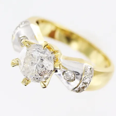 Ring med diamant ca 1,2ct pique och vita stenar, stl:17, bredd 3,5-6mm, nagg på diamant, 18K  Vikt: 7,1 g