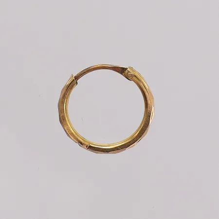 Udda creol hamrad ca Ø11mm, bredd 1,6mm. 21K Vikt: 0,2 g