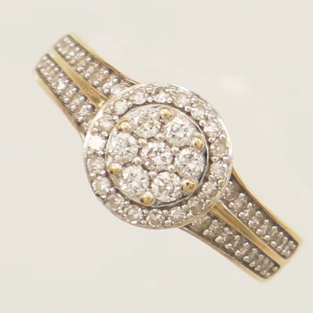 Ring med diamanter 54 x ca 0,005ct, 7 x ca 0,02ct, stl:16 bredd 2,4-5,6mm, GHA 18K Vikt: 2,9 g
