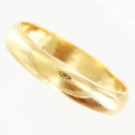 Ring slät stl:19¾, bredd 4mm, tunna repor, gravyr, 18K Vikt: 4 g