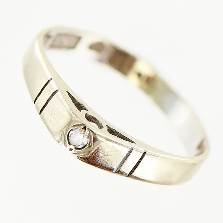 Ring vitguld med diamant ca 0,02ct, stl:15½, bredd 2,5mm, behov av rodiering, gravyr, 18K Vikt: 1,6 g