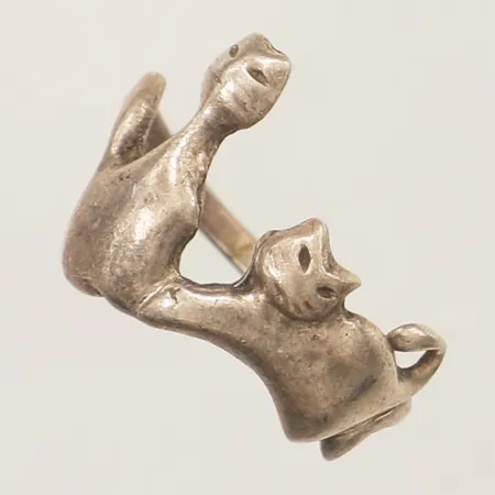 Ring katter stl:15½ bredd 13,8mm skev silver 925/1000 Vikt: 2,1 g