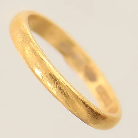 Ring slät stl: 17¼, bredd 3mm, repig, gravyr 23K  Vikt: 3,5 g