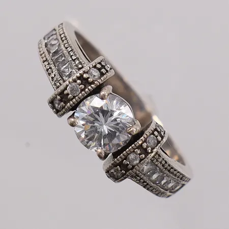 Ring med stenar, stl:21½ bredd 3,1-8,7mm, något skev silver 925/1000 Vikt: 5,8 g