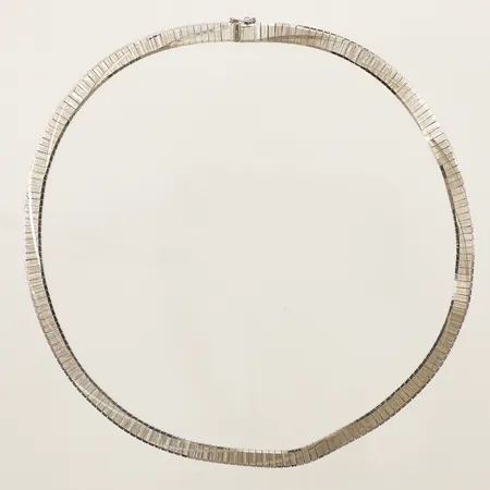 Collier mönsterdekor längd 43cm, bredd 6,1mm silver 835/1000 Vikt: 23 g