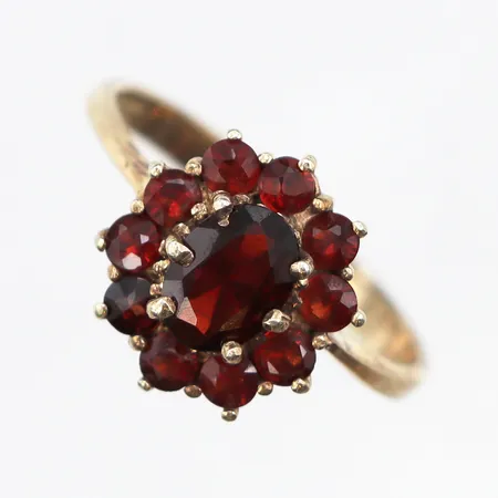 Ring med granater, stl:17¼, Ø12,6mm, bredd 2,4mm, något skev skena, förgyllt 835/1000 silver. Vikt: 2,8 g