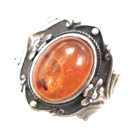Ring med bärnsten, stl:18, bredd 3,7-19,2mm, 925/1000 silver. Vikt: 6,7 g