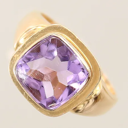 Ring med troligen syntetisk ametist stl: 16¾, bredd 3-12,9mm, repig sten 18K Vikt: 4,1 g