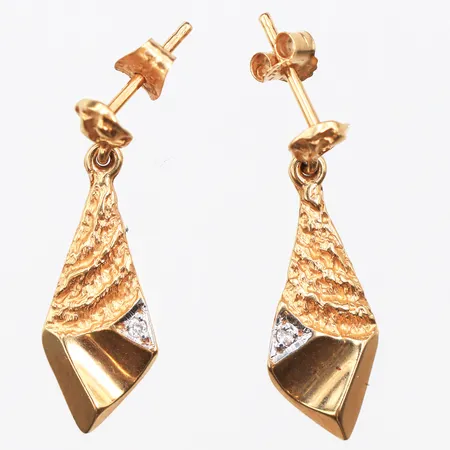 Örhängen Sarek med diamanter, 0,02ctv ca, längd 24,4mm, bredd 1,7-7,8mm, olika snurrebuss, 18K. Vikt: 3,3 g