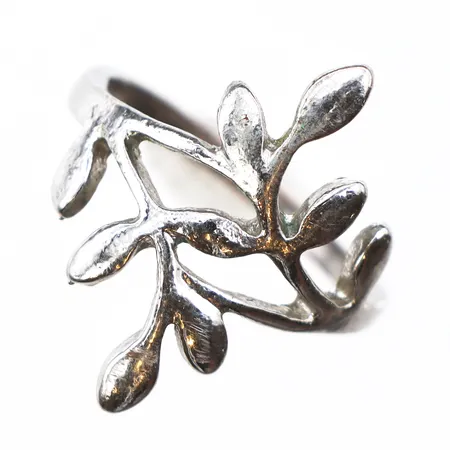 Ring, stl:15¼, bredd 1,5-20,4mm, 925/1000 silver. Vikt: 1,5 g