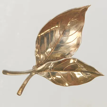 Brosch löv längd: 61mm, bredd: 39mm, svenska stämplar, 1957, silver 925/1000 Vikt: 7,7 g