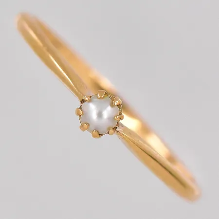 Ring med orientalisk pärla stl 17½ 18K Vikt: 1,3 g