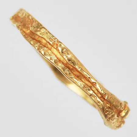 Ring med mönsterdekor stl: ca16½ bredd 2-4mm bucklig, 18K  Vikt: 2,1 g
