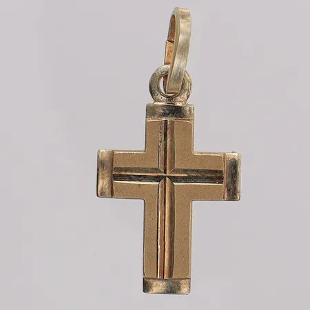 Hänge mönstrat kors, längd 20,5mm bredd 9,2mm, öppen ögla. 18K Vikt: 0,7 g