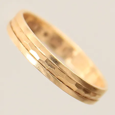 Ring med dekor stl: 18, bredd 3,5mm, gravyr 18K Vikt: 2,5 g