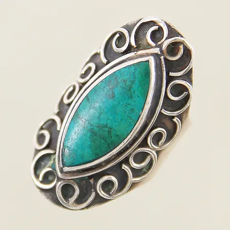 Ring med grön sten stl:16 bredd 8,3-31,2mm silver 925/1000 Vikt: 9,1 g
