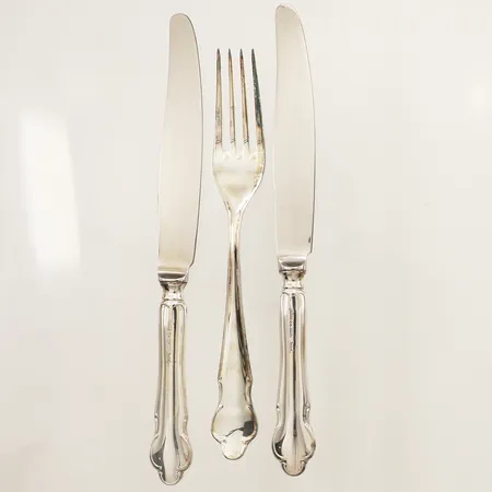 Gaffel modell Disa längd 18cm, två knivar modell Disa längd 21cm, blad i rostfritt stål, Linus Holst för Mema silver 830/1000 bruttovikt:168,3g 