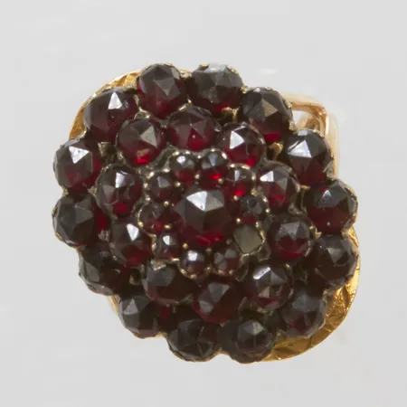 Ring med granater stl:19¾, bredd: 2,5-24mm, stenarna byggda på metall och silver, en sten saknas, 18K bruttovikt 9,5g.