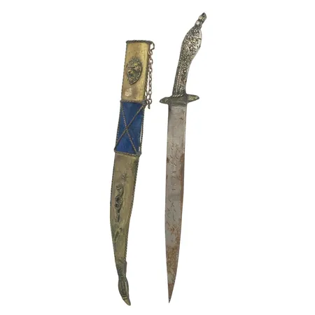 Kniv/Dolk 1900-tal (dekor), Medelhavsregionen, kniv total längd 31 cm, bladet märkt 1821, gjuten dekor, oputsad, vikt inkl. balja omkring 250 gram