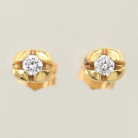 Örhängen med diamanter 2 x ca 0,15ct ca W(H)/SI, 7x5,5mm ostämplade ena med skevt stift 18K Vikt: 3,1 g