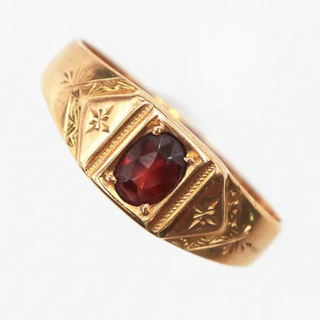 Ring med röd sten, stl:19, bredd 2,8-7,2mm, något skev skena, 18K. Vikt: 1,4 g