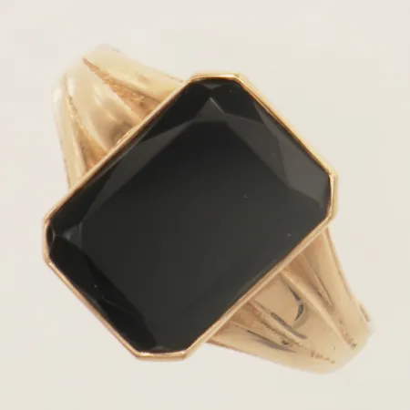 Klackring med onyx stl:21½, bredd 15mm, Finska stämplar gravyr, 14K Vikt: 5 g