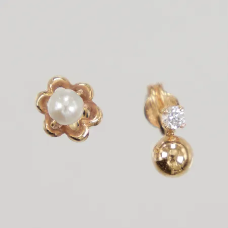 Två omaka örhängen, ca 7mm, 18K Vikt: 0,7 g