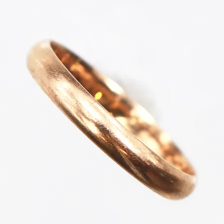Slät ring, stl:17½  bredd 2,9mm, gravyrer, 14K. Vikt: 2,2 g
