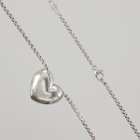 Collier Georg Jensen integrerat hjärta, längd 45cm, årssmycke 2009, design Regitze Overgaard, Artist Collection, bruksslitage, Silver 925/1000 Vikt: 17,8 g