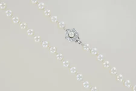 Pärlhalsband syntetiska längd 61 cm, bredd 7 mm, silverlås