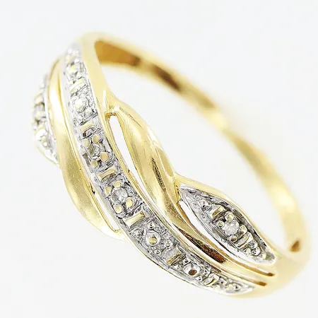 Ring Guldfynd med diamanter 4 x ca 0,005ct, stl:18, bredd 1,5-6,5mm, 18K  Vikt: 2,1 g