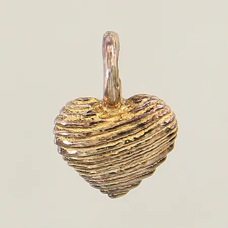 Hänge härjta med räfflad dekor 17x13,5mm förgyllt silver 925/1000 Vikt: 4,6 g