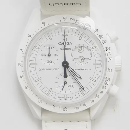 Armbandsur Omega/Swatch Mission to the Moonphase, Snoopy white edition, bioceramic, quartz, Ø40mm, kronograf, ref nr S033W700, velcro-band, certifikat daterad maj-2025, kvitto från Swatch, manual, box, ytterkartong.