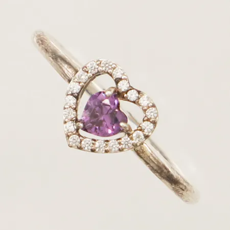 Ring med lila samt vita stenar stl:18, bredd 8,1mm GHA silver 925/1000 Vikt: 1,8 g