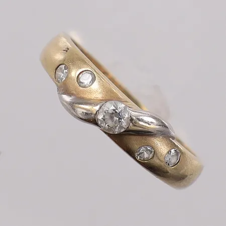 Ring med stenar stl:17, bredd 1,9-5mm, tvåfärgad, skev, mindre bucklor. 14K Vikt: 2 g