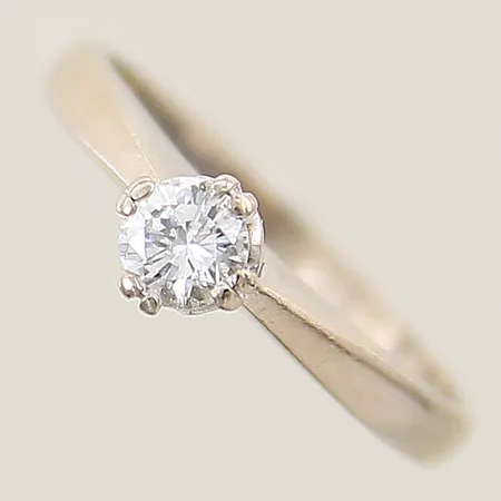 Ring med briljantslipad diamant 0,24ct enligt gravyr stl: 16¼, bredd 2,1-5mm vitguld 18K Vikt: 2,8 g