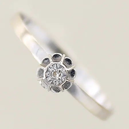 Ring med diamant 0,01ct stl:18 bredd 1,7-5,2mm vitguld 18K Vikt: 1 g