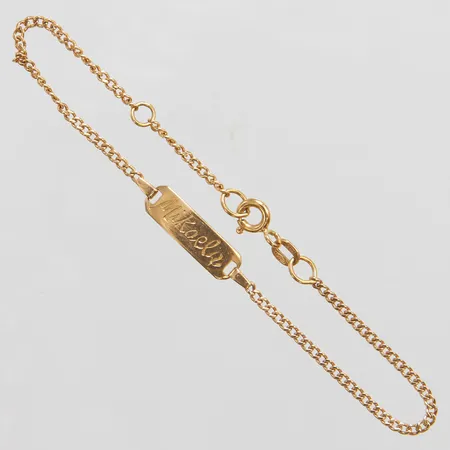 Armband med namn bricka "Mikaela" längd: 15,3-17,2cm, bredd: 1,7-5mm, 18K Vikt: 2,3 g