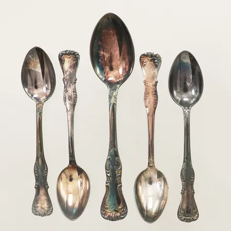 Fem kaffeskedar modell Prins Albert, längd 10,5cm och 13cm, GAB silver 830/1000 Vikt: 67,5 g