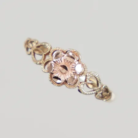 Ring med blomdekor stl:17¼ bredd 1,4-7,3mm, skev skena, 10K, Vikt: 1,2 g