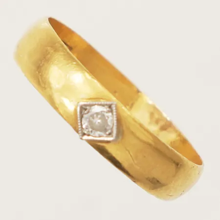 Ring med diamant 1 x 0,05ct, stl:17 bredd 4,4 infattning i vitguld 23K Vikt: 3 g