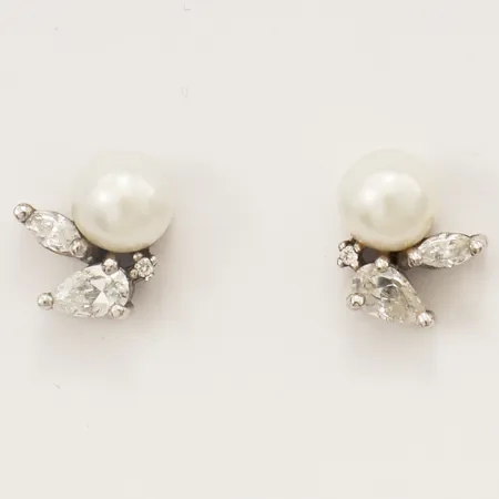 Ett par örhängen med pärla, cubic zirkonia längd 11,1mm, bredd 9,1mm silver 925/1000 Vikt: 2,6 g
