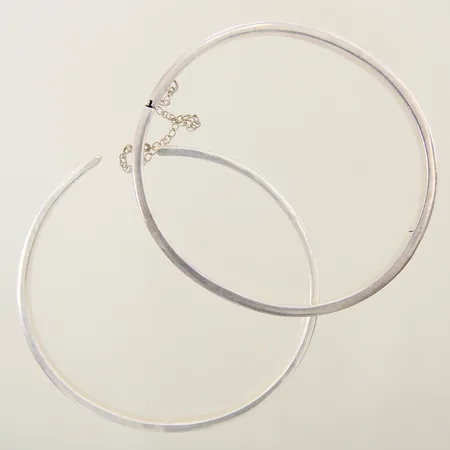 2 Stela armband med dekor buckliga/skeva Ø60mm silver 925/1000 Vikt: 34,3 g