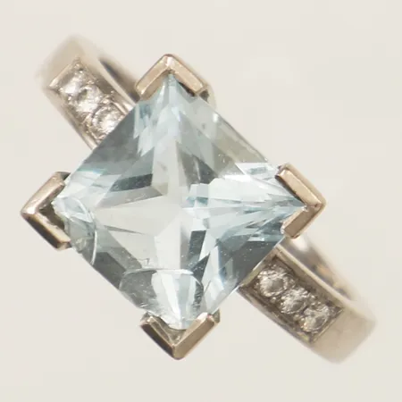 Ring med akvamarin samt diamanter 6xca0,03ct, stl:18½ bredd 11,4mm, akvamarin lös i infattning med två större nagg, Elmblads Guld ABn vitguld 18K Vikt: 8,1 g
