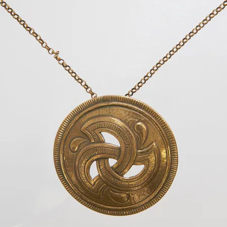Kedja Ärtlänk längd: 71,5cm, med hänge/brosch Ø61mm, Kalevala Koru, Finland, brons