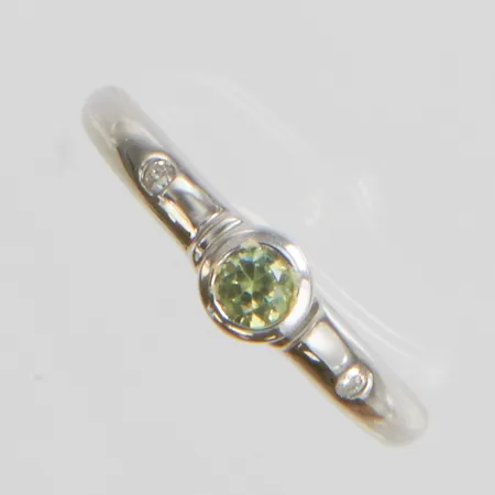 Ring med en grön sten, möjligen titanit samt diamanter 2 x ca.0,005ct, stl:17¼, bredd: 2,1-4,5mm, vitguld, 9K Vikt: 2 g